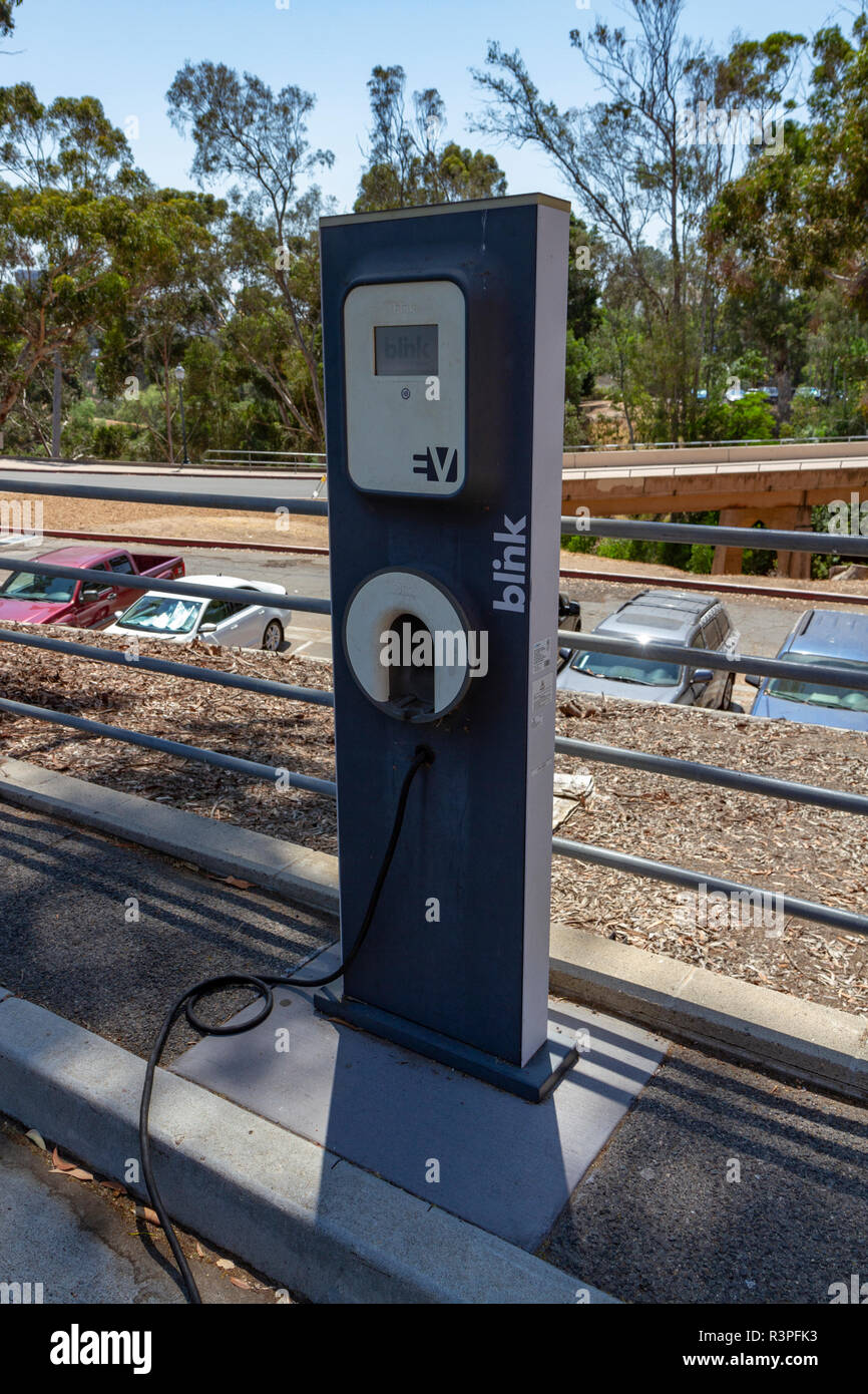 Une station de charge clignote en cours d'utilisation à San Diego, Californie, États-Unis. Banque D'Images Une station de charge clignote en cours d'utilisation à San Diego, Californie, États-Unis. Banque D'Images
