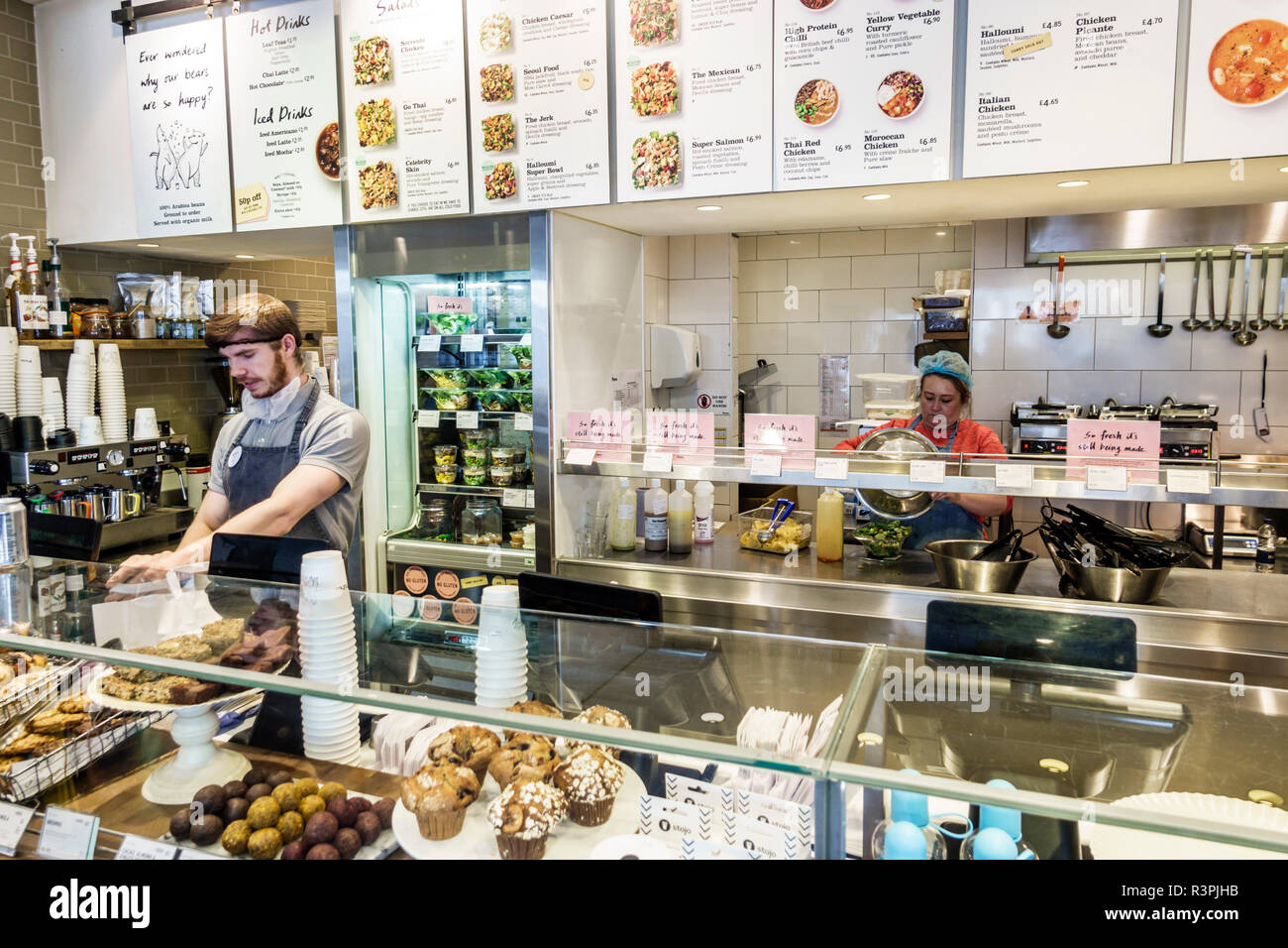 Ville de Londres Angleterre, Royaume-Uni Pure, restaurant restaurants restauration café cafés, chaîne de restauration rapide, magasin de sandwich à la salade, nourriture saine naturelle, comptoir, homme hommes Banque D'Images