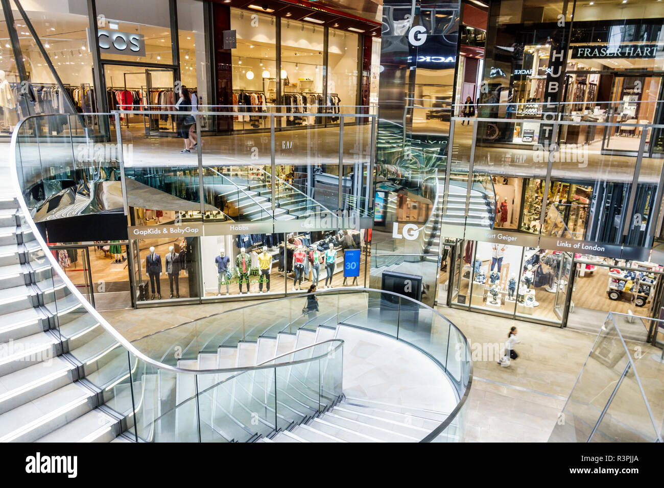 Ville de Londres Angleterre,UK One New change Mall,centre,atrium,escaliers,balustrade en verre,magasins,COS,Baby GAP,Fraser Hart,UK GB Anglais Europe,UK1808270 Banque D'Images