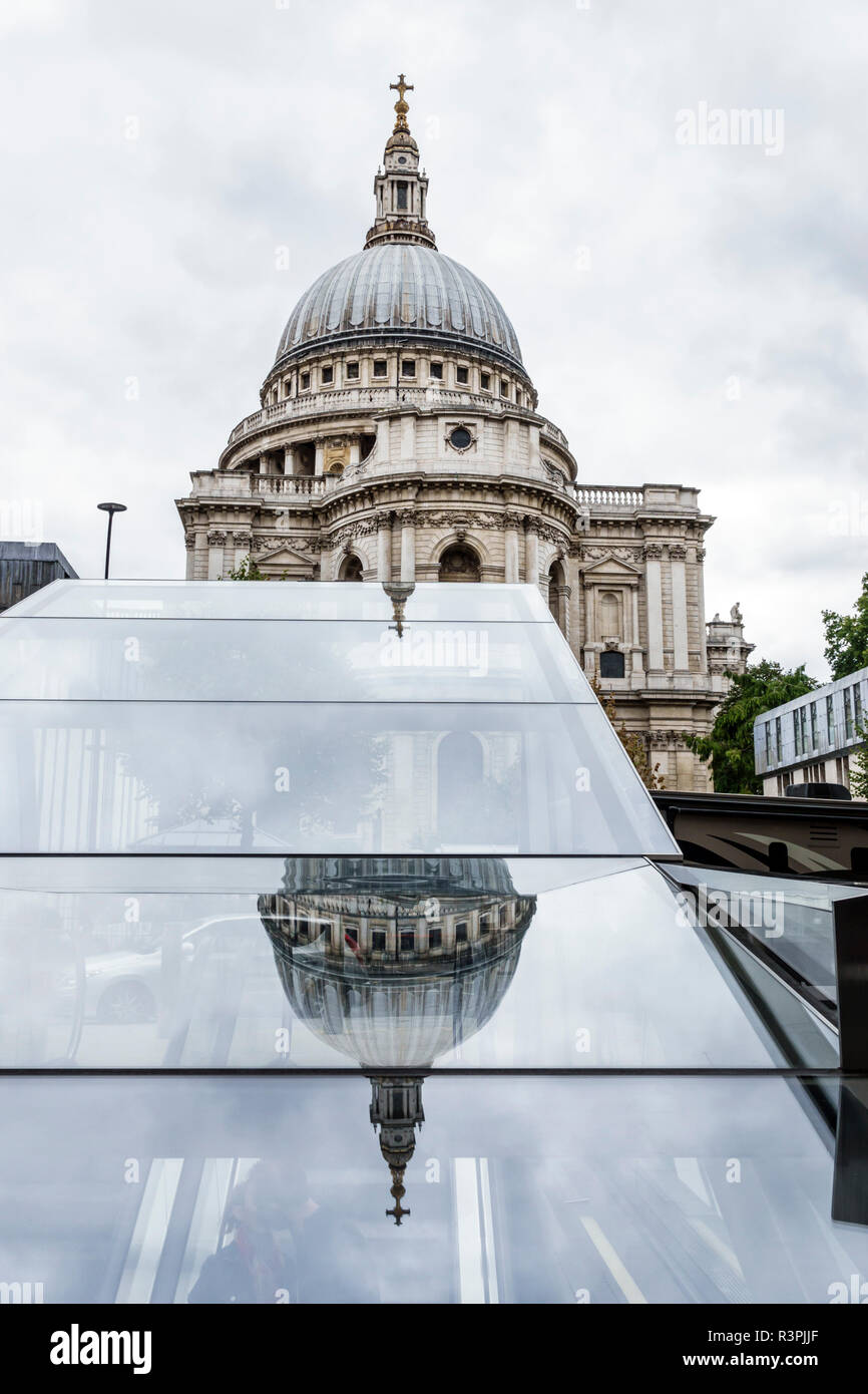 Ville de Londres Angleterre,Royaume-Uni Ludgate Hill,St Paul's Cathedral,église mère,anglicane,religion,historique,classé Grade I,dôme,miroir de réflexion sur verre,Royaume-Uni Banque D'Images