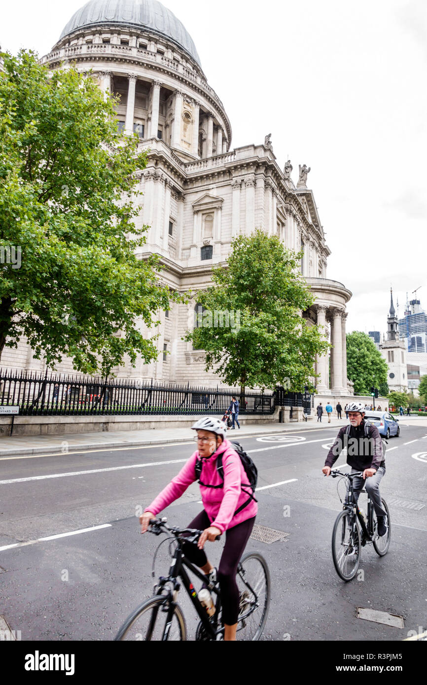 Ville de Londres Angleterre,Royaume-Uni Ludgate Hill,St Paul's Cathedral,église mère,anglicane,religion,historique,classé Grade I,dôme,extérieur,cycliste,vélos,homme Banque D'Images