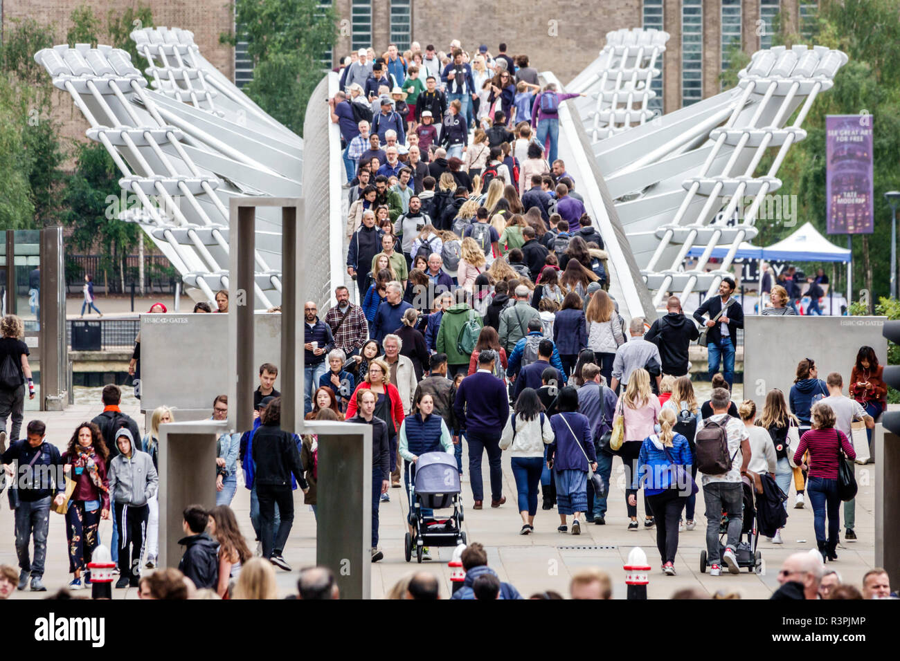 Londres Angleterre,Royaume-Uni,Millennium Bridge,acier suspension,passerelle,piéton traversant la rivière Thames,surpeuplé,multi ethnique multiethnique,homme hommes,femme f Banque D'Images