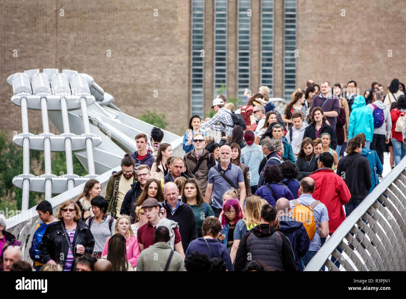 Londres Angleterre,Royaume-Uni,Millennium Bridge,acier suspension,passerelle,piéton traversant la rivière Thames,surpeuplé,multi ethnique multiethnique,homme hommes,femme f Banque D'Images