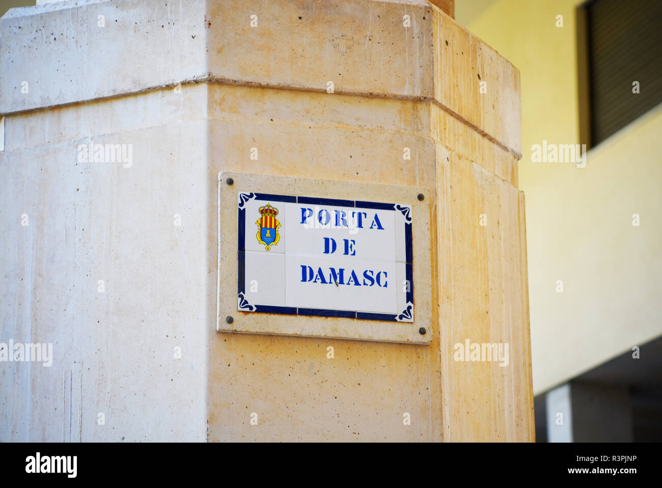 Porta de Damasc à Guardamar del Segura, Costa Blanca, Espagne. Panneau routier. Street sign Banque D'Images