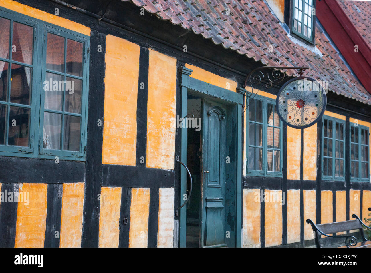 Situé dans le Den Gamle By Folk Museum, c'était un dyehouse où les gens apportaient leur laine à être teints. Banque D'Images