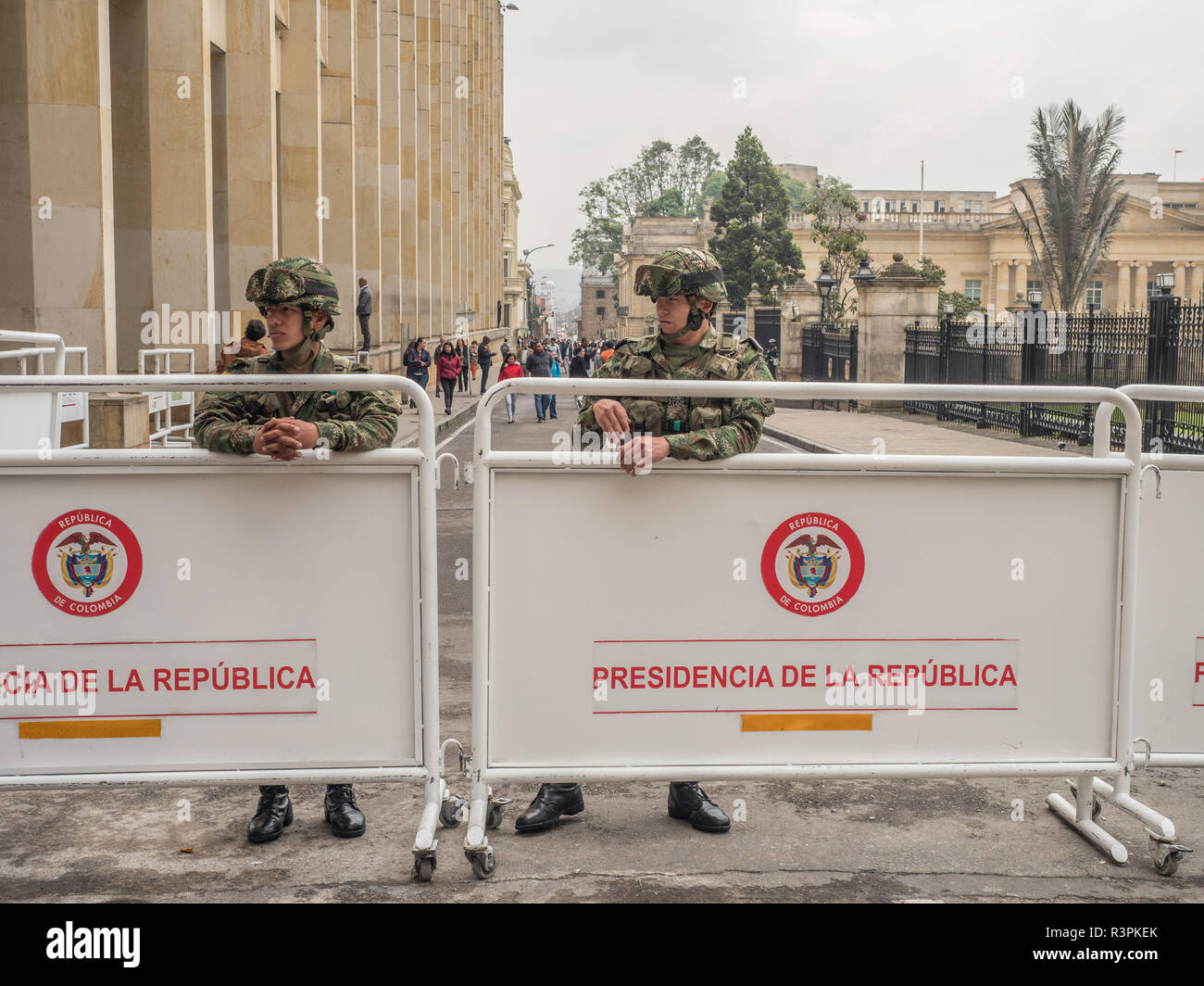 Bogota, Colombie - le 13 septembre 2013 : Le soldires à côté de Narino et House, la résidence officielle et le principal lieu de travail du président de la Colombie, la Candel Banque D'Images