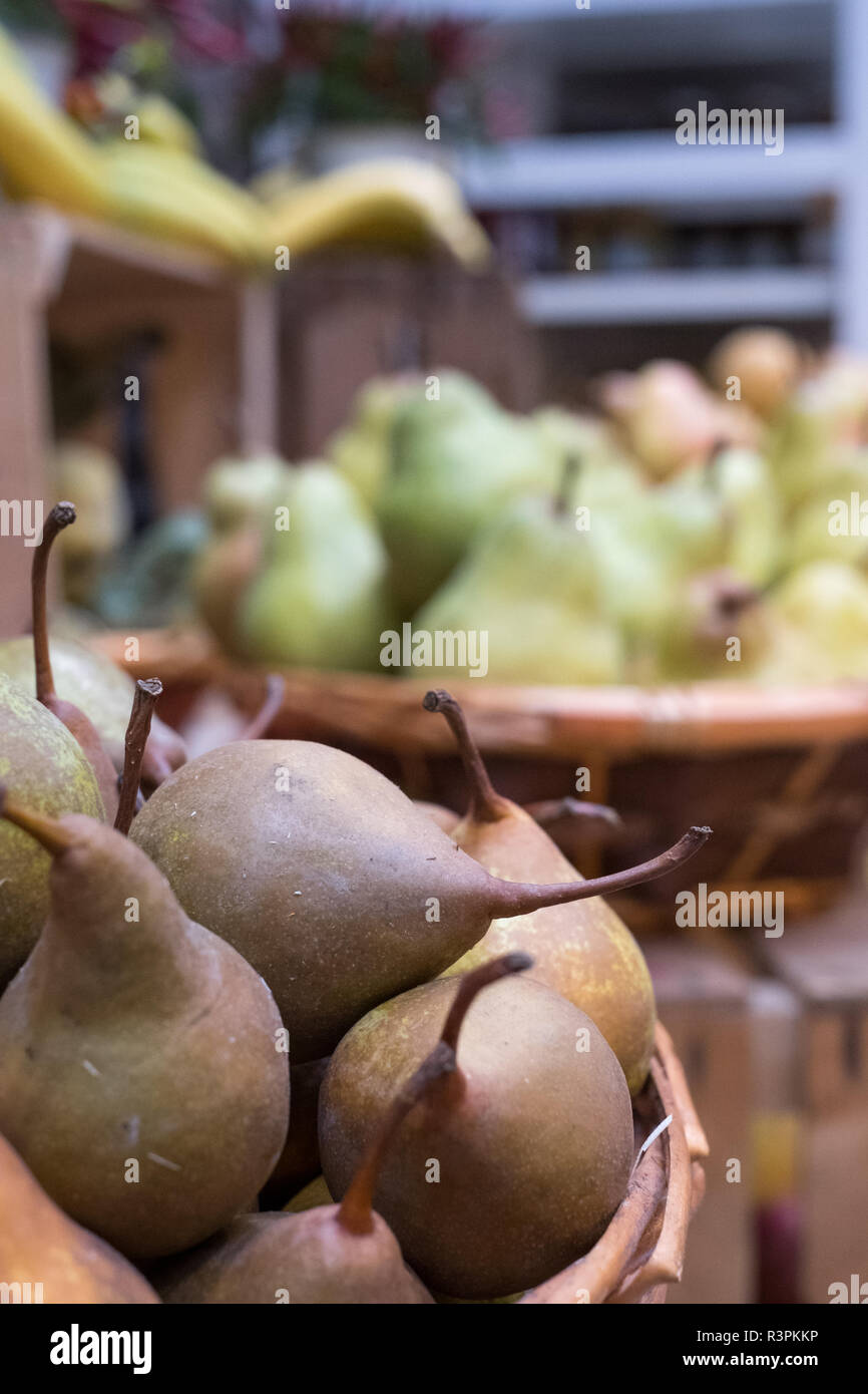 Variété de poires en vente dans des paniers à Eataly marché alimentaire haut de gamme à Turin, Italie. Banque D'Images