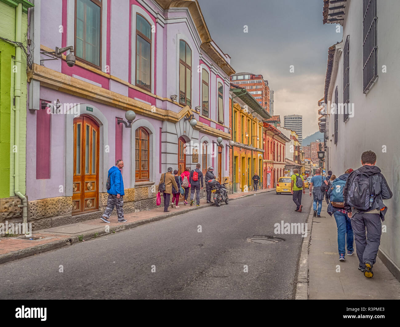 Bogota, Colombie - le 13 septembre 2013 : Rue de Bogota colonial avec ses maisons colorées, La Candelaria district. Banque D'Images