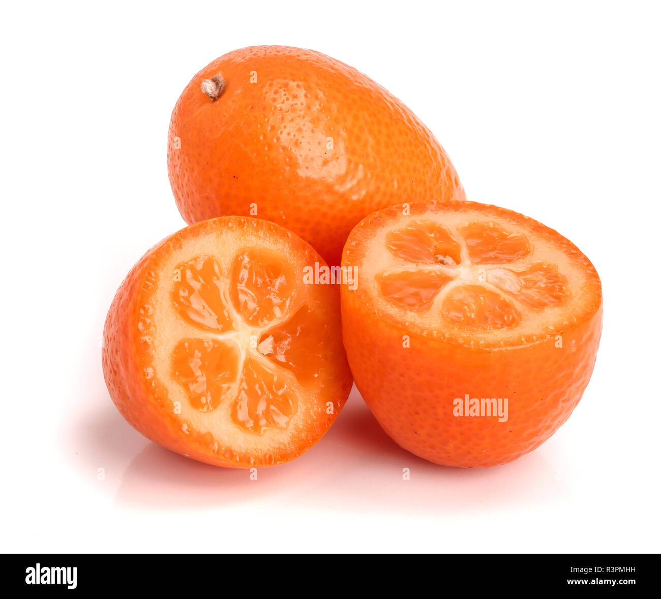 Cumquat kumquat ou avec la moitié isolé sur fond blanc close up Banque D'Images