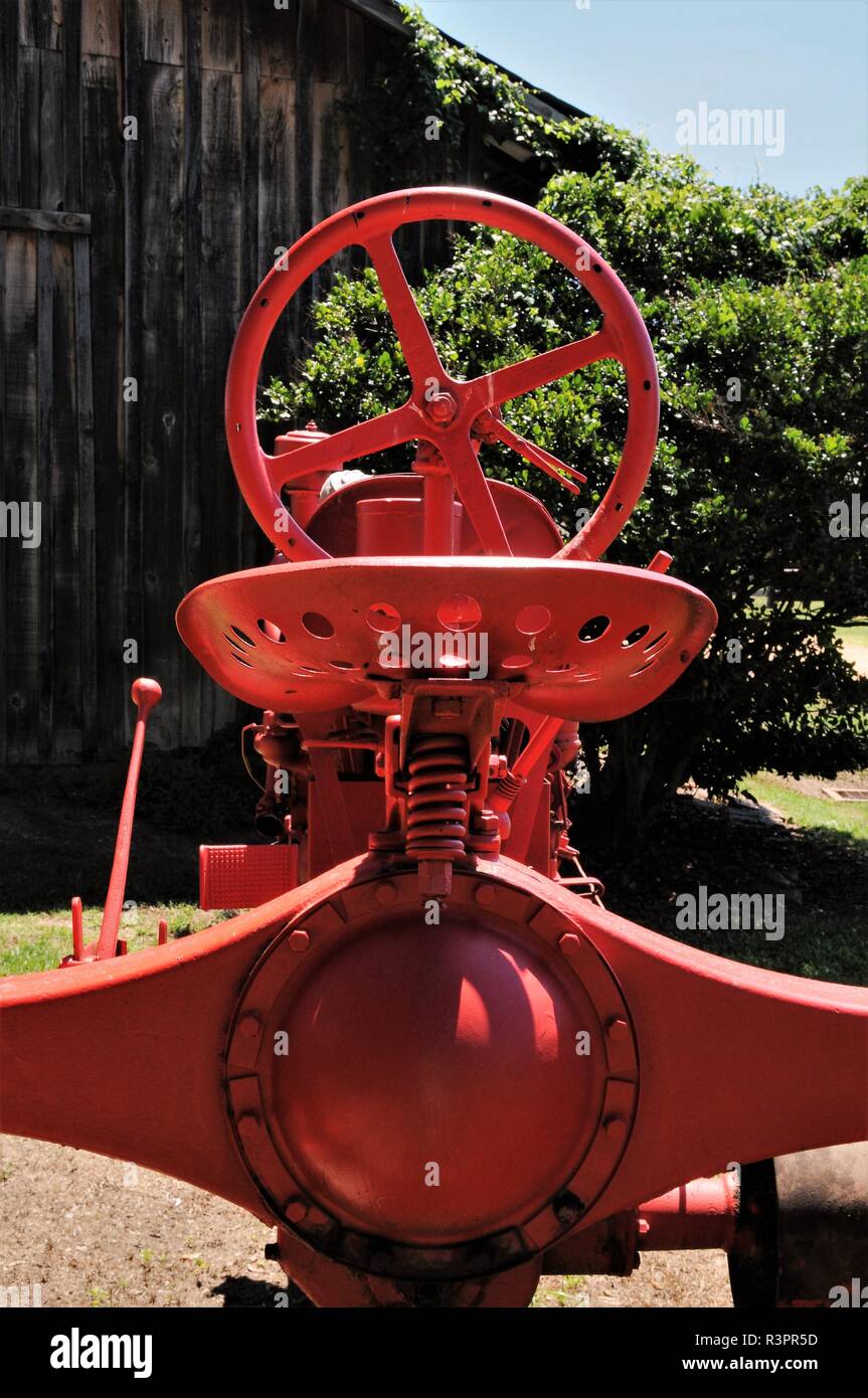 Vieux tracteur McCormick Deering Farmall avec roues en acier Banque D'Images