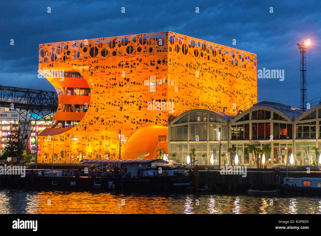 Le Cube Orange immeuble de bureaux dans le quartier Confluence, Lyon,  France Photo Stock - Alamy