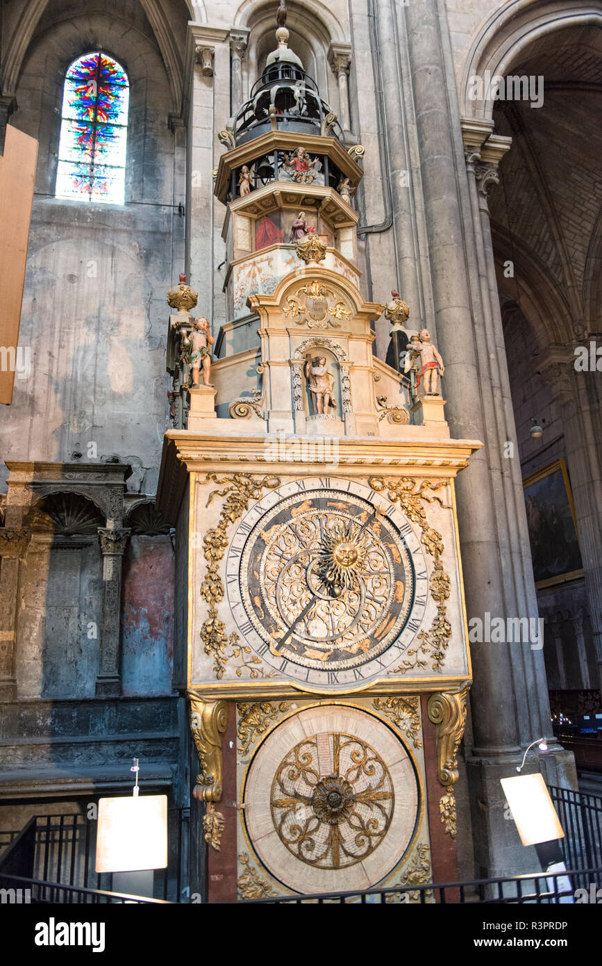 Lyon old town clock Banque de photographies et d'images à haute résolution  - Alamy