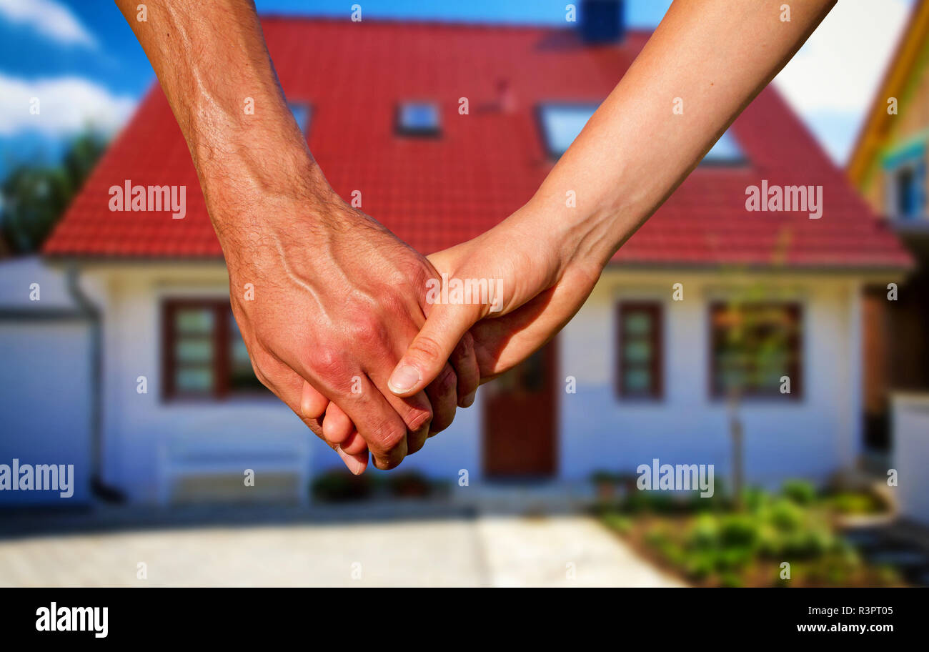 Couple en face de la nouvelle maison Banque D'Images