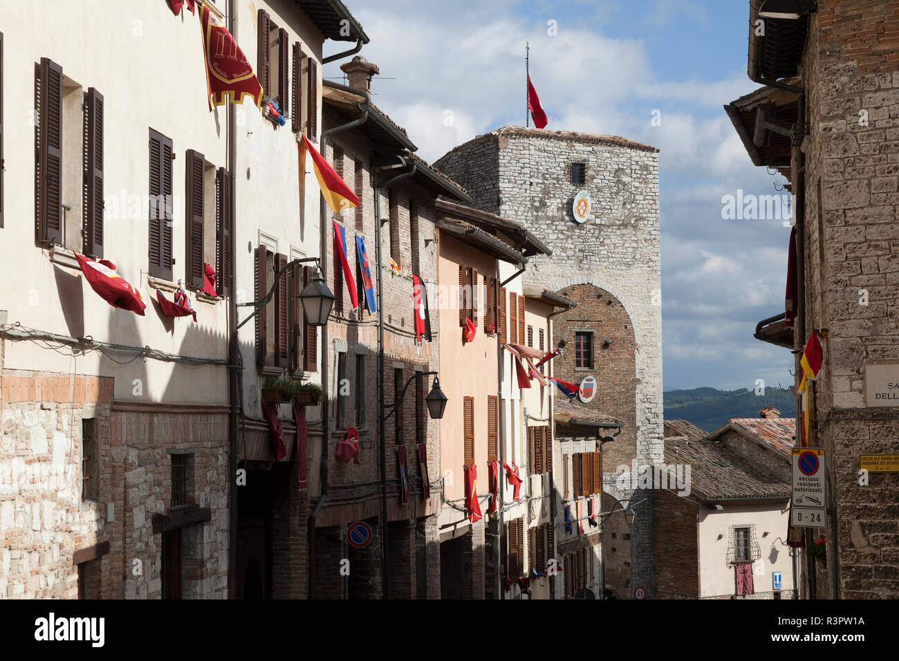 Bâtiments en pierre médiévale de Gubbio, Italie, en Ombrie, portent les drapeaux provinciaux d'une célébration de la ville. Banque D'Images