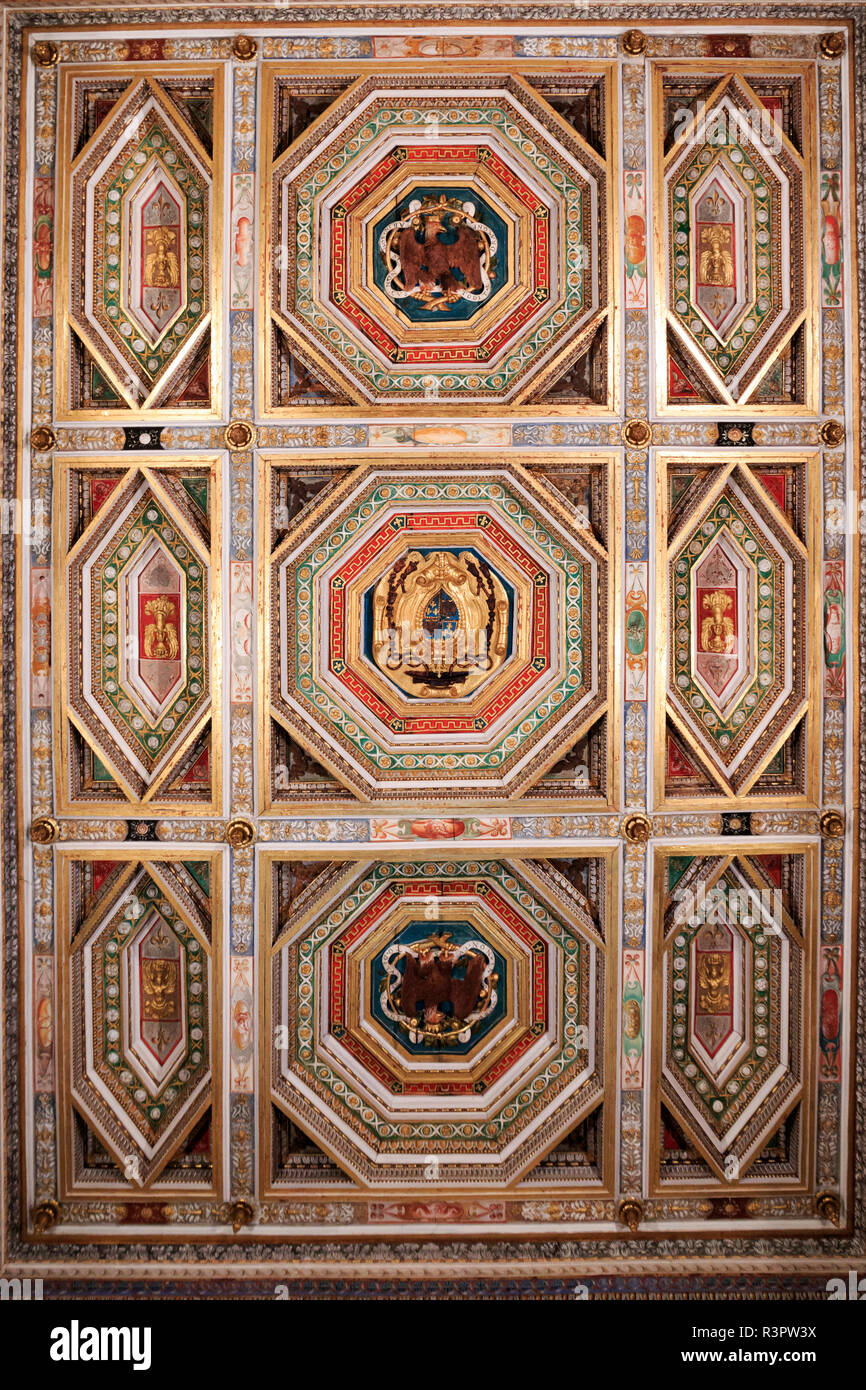 Le centre de l'Italie, Latium, Tivoli. villa d'Este, UNESCO World Heritage Site. Le plafond en bois dans la chambre à coucher d'Hippolyte d'Este. Banque D'Images