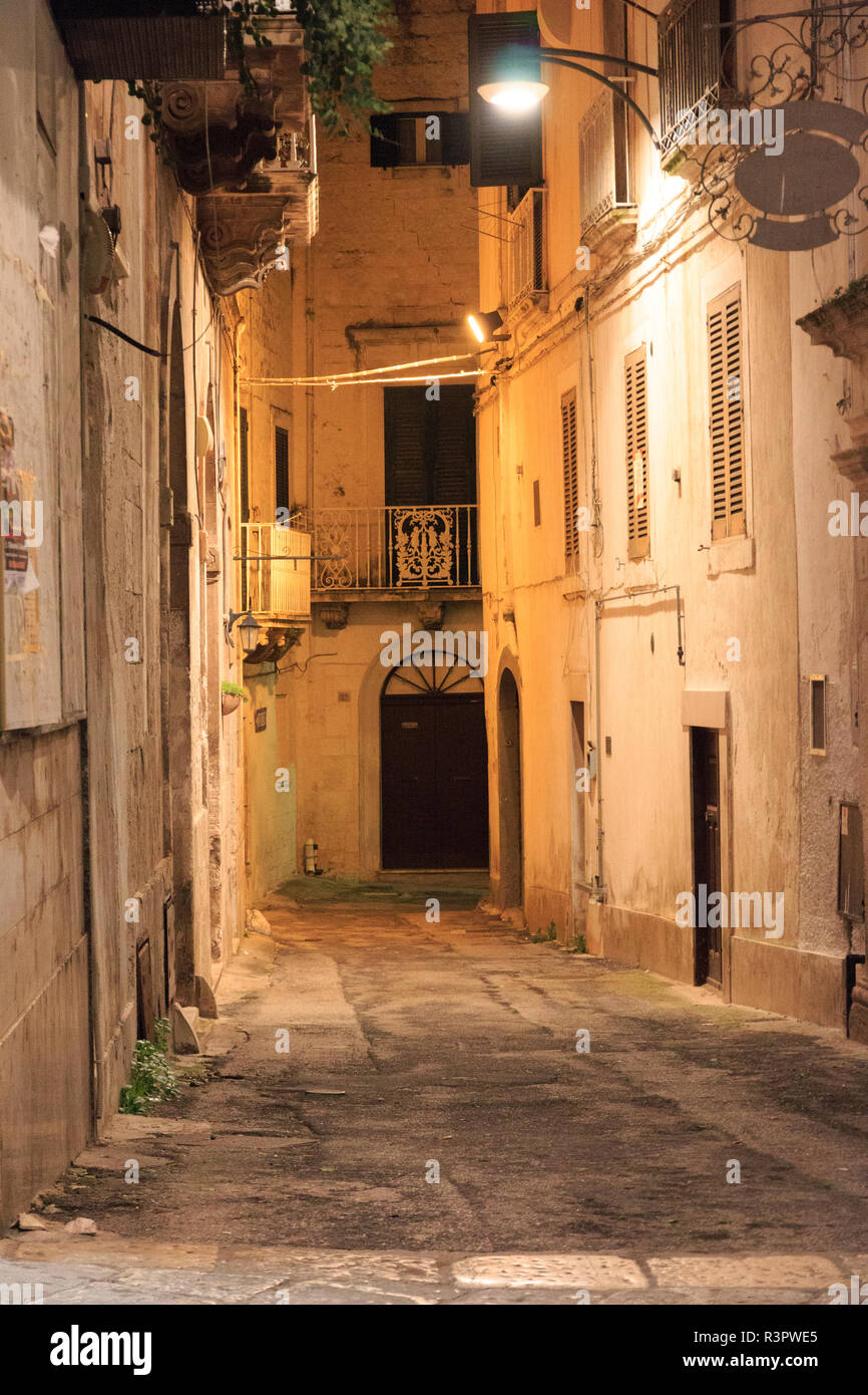 L'Italie, l'Ostuni. Les rues de la ville., vieille ville de nuit. La "ville blanche. ' Banque D'Images