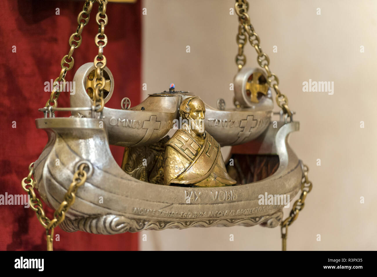 Brûleur d'encens, Basilique de Saint Nicholas, Bari, Italie Banque D'Images