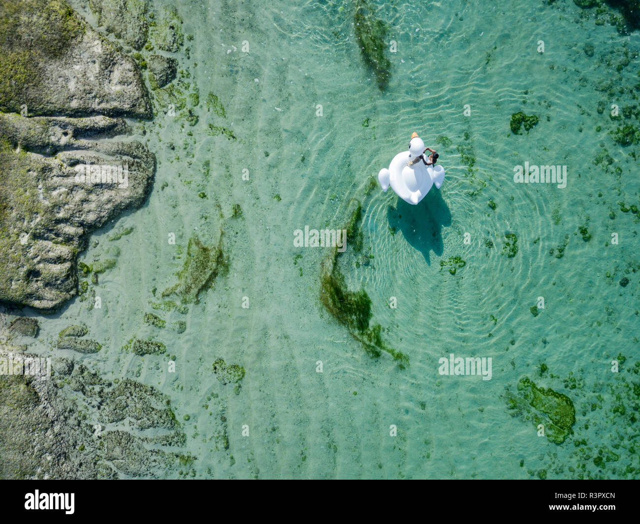 L'INDONÉSIE, Bali, vue aérienne du Karma Kandara plage, une femme, matelas flottant sur l'eau Banque D'Images