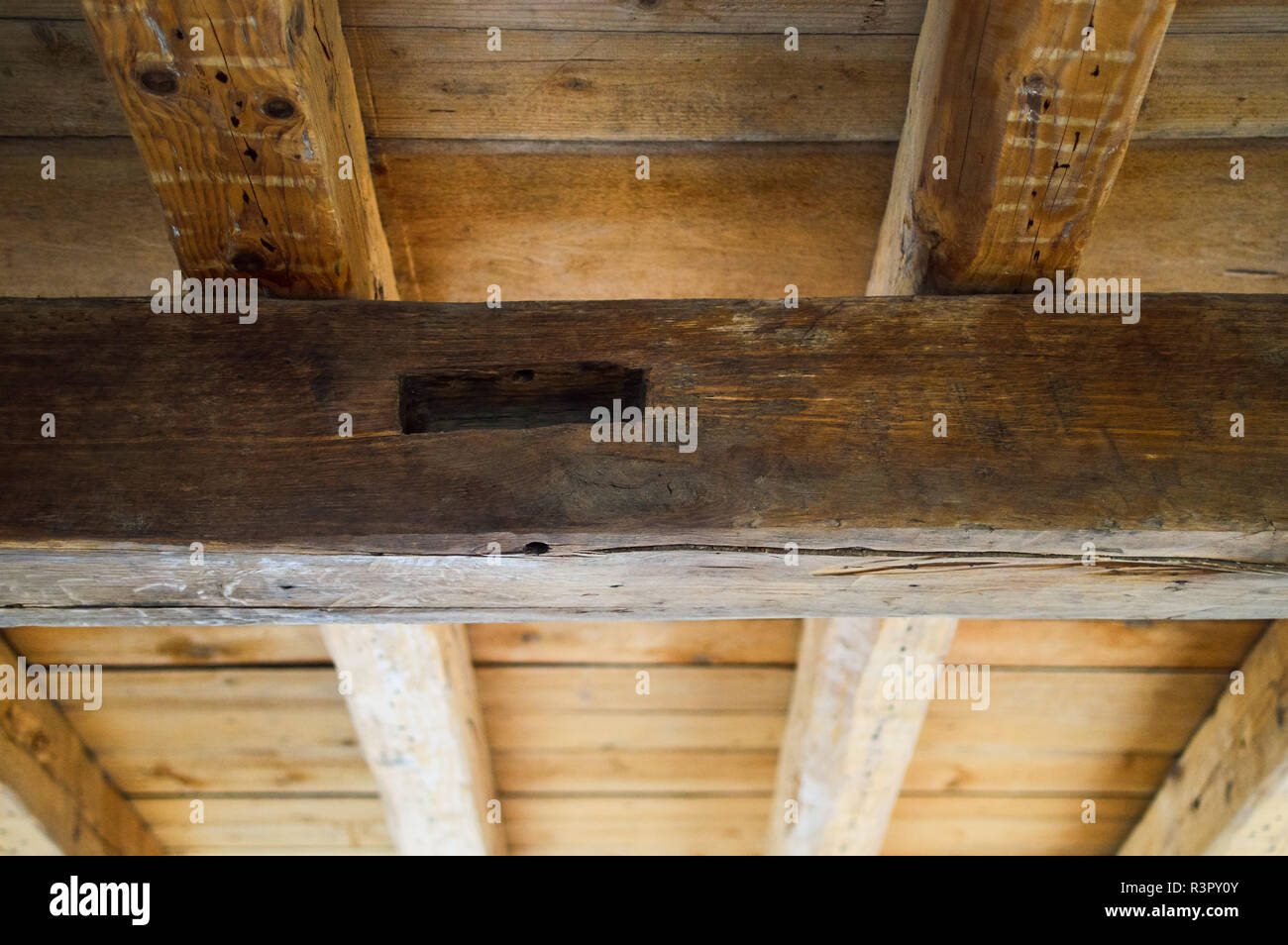 L'ancien plafond en bois d'une maison Photo Stock - Alamy