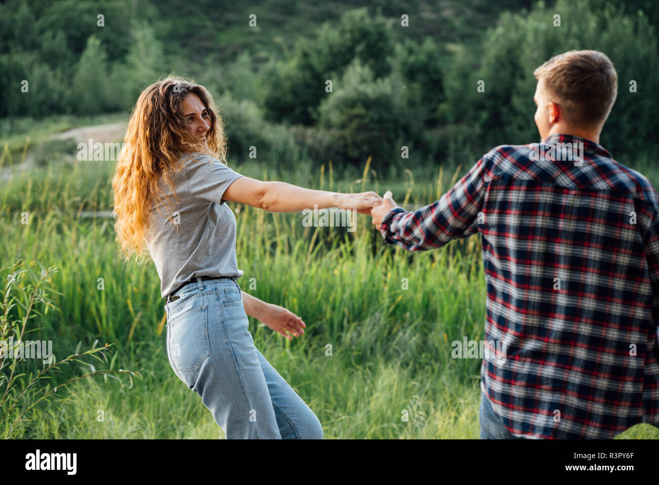 Couple romantique passer du temps dans la nature, se tenant la main Banque D'Images