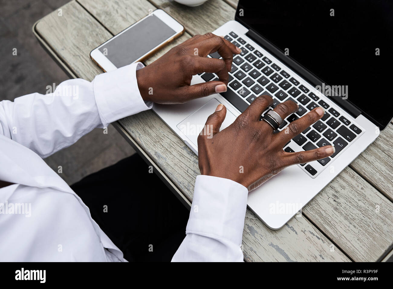 Mains de businesswoman typing on laptop Banque D'Images