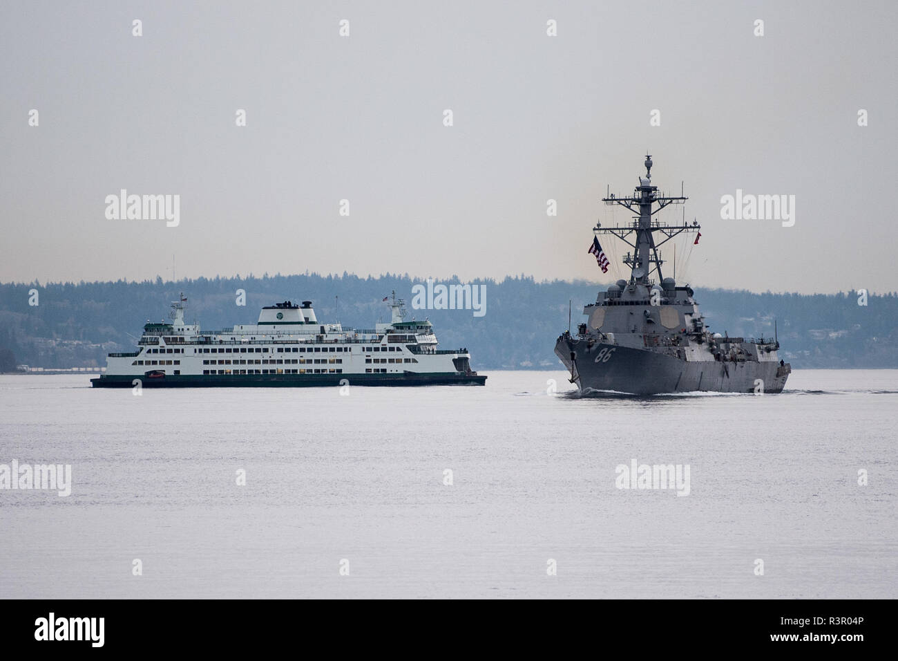 181121-N-DA737-0013 Everett, Washington (nov. 21, 2018) Les missiles guidés USS Shoup (DDG 86) transits le Puget Sound qu'il retourne à son port d'attache de Station Navale Everett (SNG). Shoup retourné à SNG d'une coopérative de l'ouest du Pacifique après avoir soutenu le déploiement de la Sécurité maritime de l'Océanie a pour but de renforcer la sécurité régionale et l'interopérabilité avec les nations partenaires. (U.S. Photo par marine Spécialiste de la communication de masse 2e classe Jonathan Jiang/libérés) Banque D'Images