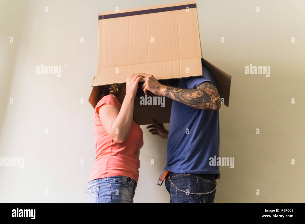 Couple avec ensemble en boîte carton à new home Banque D'Images