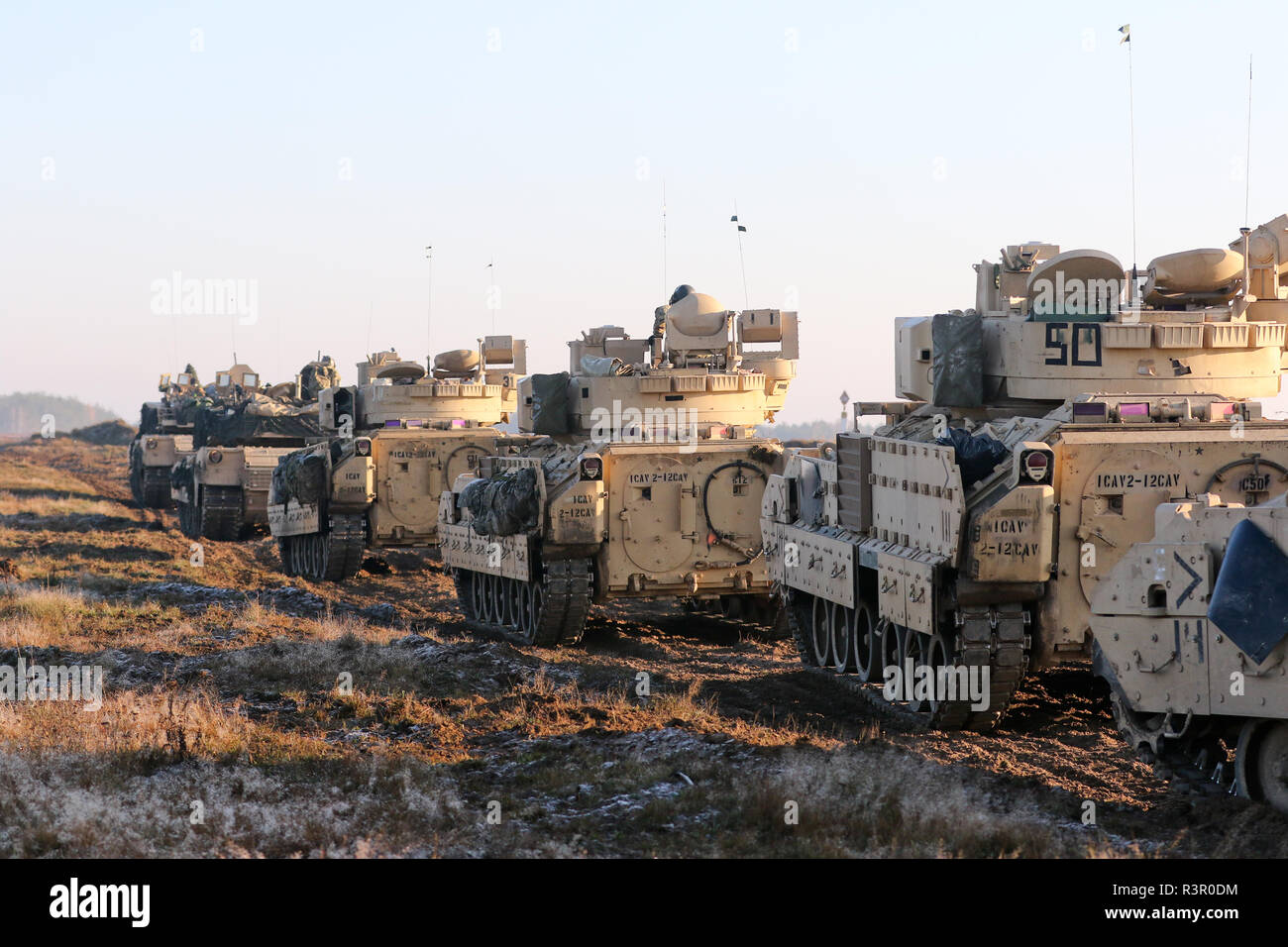 Une ligne de M2A3 Bradley La lutte contre les véhicules affectés au 2e Bataillon, 12e Régiment de cavalerie, 1st Armored Brigade Combat Team, 1re Division de cavalerie, se préparer à un exercice de tir réel à commencer pendant 18 ans, un comité conjoint Anakonda, multinationale dirigée par la Pologne, l'exercice à Kielce, Pologne, zone d'entraînement du 16 novembre 2018. L'exercice est destiné à renforcer les relations entre les nations alliées et d'améliorer l'ensemble, les compétences et les compétences nécessaires pour répondre aux adversaires potentiels sur le champ de bataille. (U.S. La Garde nationale de l'armée photo par le Sgt. Lisa Vignes, 382e Détachement des affaires publiques, 1er ABCT, 1er CD) Banque D'Images