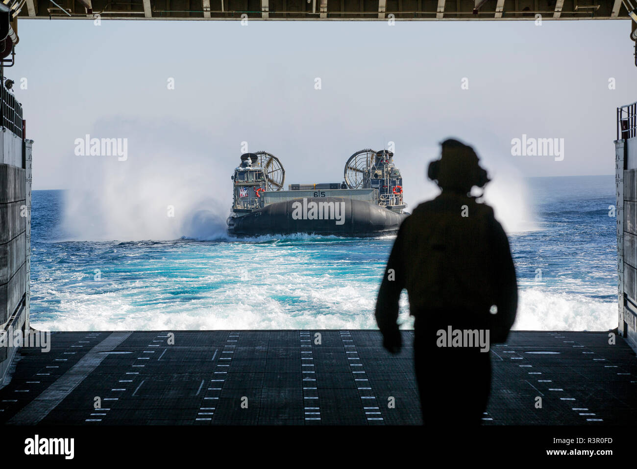 Un débarquement de la Marine américaine, l'aéroglisseur à coussin d'air à des fins spéciales de transport Groupe de travail air-sol marin - Pérou les approches de l'équipement et pont du San Antonio-classe de transport amphibie USS dock Somerset (LPD 25) dans l'océan Pacifique, le 12 novembre 2018. SPMAGTF-Pérou a pour objectif de démontrer l'aide humanitaire et secours en cas de réponse par la mise en commun des capacités des Marines des États-Unis et les marins à bord de la rue Somerset et les forces navales péruviennes comme une task force maritime multinationale. La mission intégrée fait partie de U.S. Southern Command promesse immuables de l'initiative et la réflexion Banque D'Images