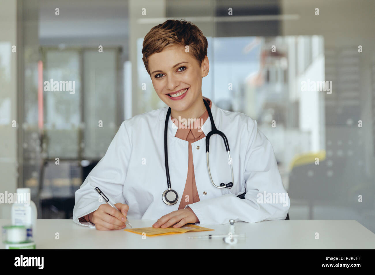Portrait d'une femme médecin confiant, en remplissant la carte d'immunisation Banque D'Images