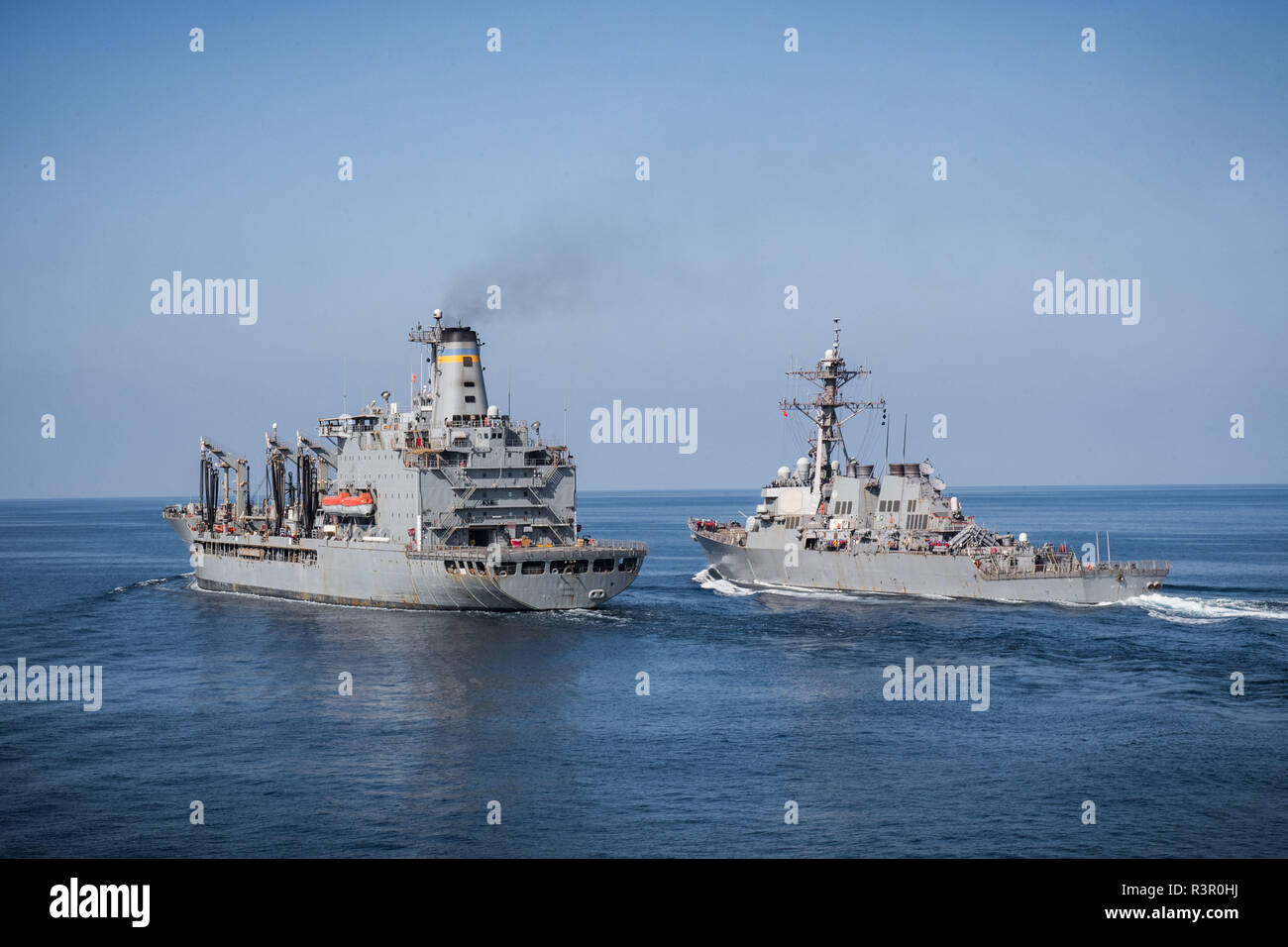 181119-N-UX013-2019 GOLFE D'ADEN (nov. 19, 2018) Le lance-missiles de classe Arleigh-Burke destroyer USS Mitscher (DDG 57), droite, s'approche de la reconstitution de la flotte oiler USNS Laramie (T-AO 203) pour effectuer une opération de ravitaillement en mer. Mitscher est déployé sur le 5e flotte américaine zone d'opérations à l'appui des opérations navales pour assurer la stabilité et la sécurité maritime dans la région Centrale, reliant la Méditerranée et le Pacifique à travers l'ouest de l'Océan indien et trois points d'étranglement stratégiques. (U.S. Photo par marine Spécialiste de la communication de masse d'argile et de Jonathan 3ème classe) Parution Banque D'Images