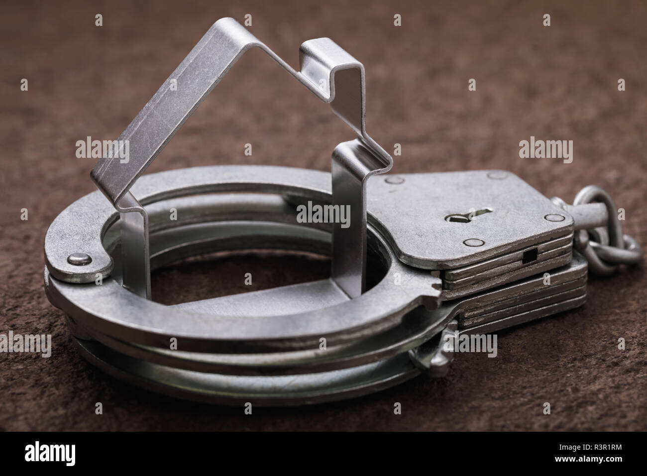 Concept sur roguish des actions avec l'immobilier et de son arrestation. Maison menotté figure Banque D'Images