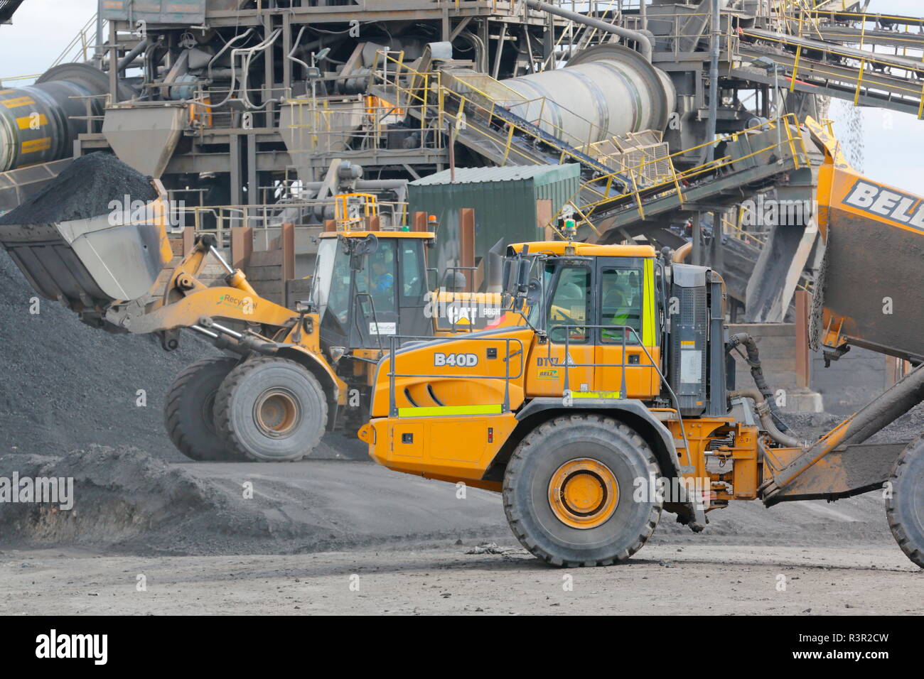 Une chenille 966 & Bell 40D ADT au travail sur l'usine de recyclage du charbon dans REcycoal,Rossington Doncaster qui a été démoli. Banque D'Images