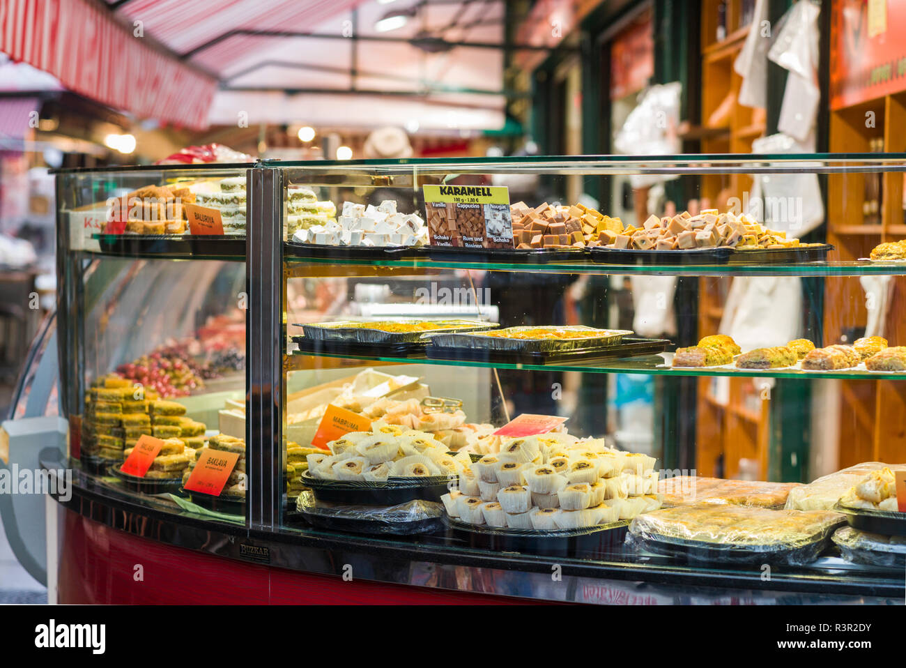 L'Autriche, Vienne. Naschmarkt, le marché alimentaire en plein air, les sucreries du Moyen-Orient Banque D'Images