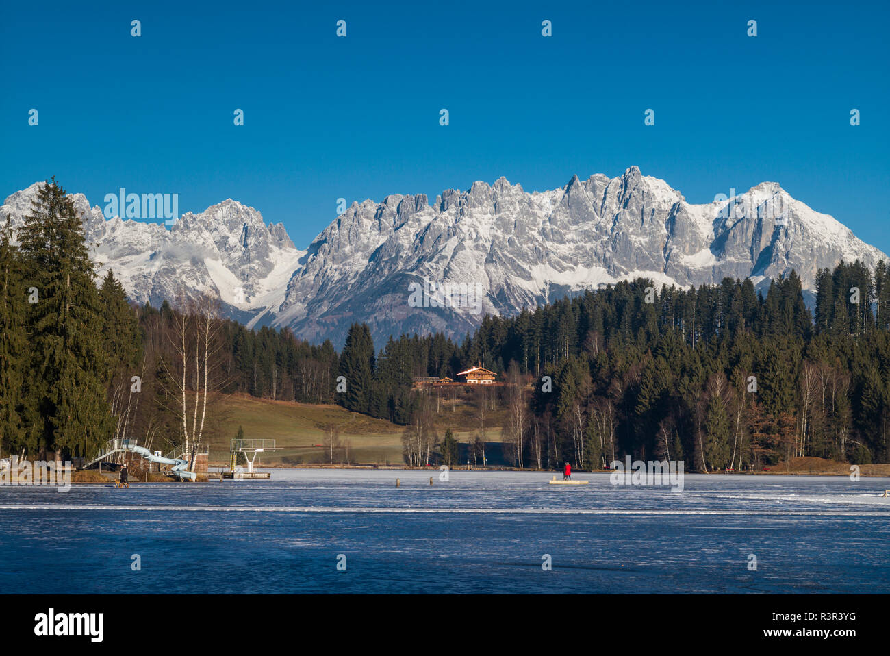 Autriche, Tyrol, Kitzbuhel, lac Schwarzsee et Kitzbuheler Horn Banque D'Images