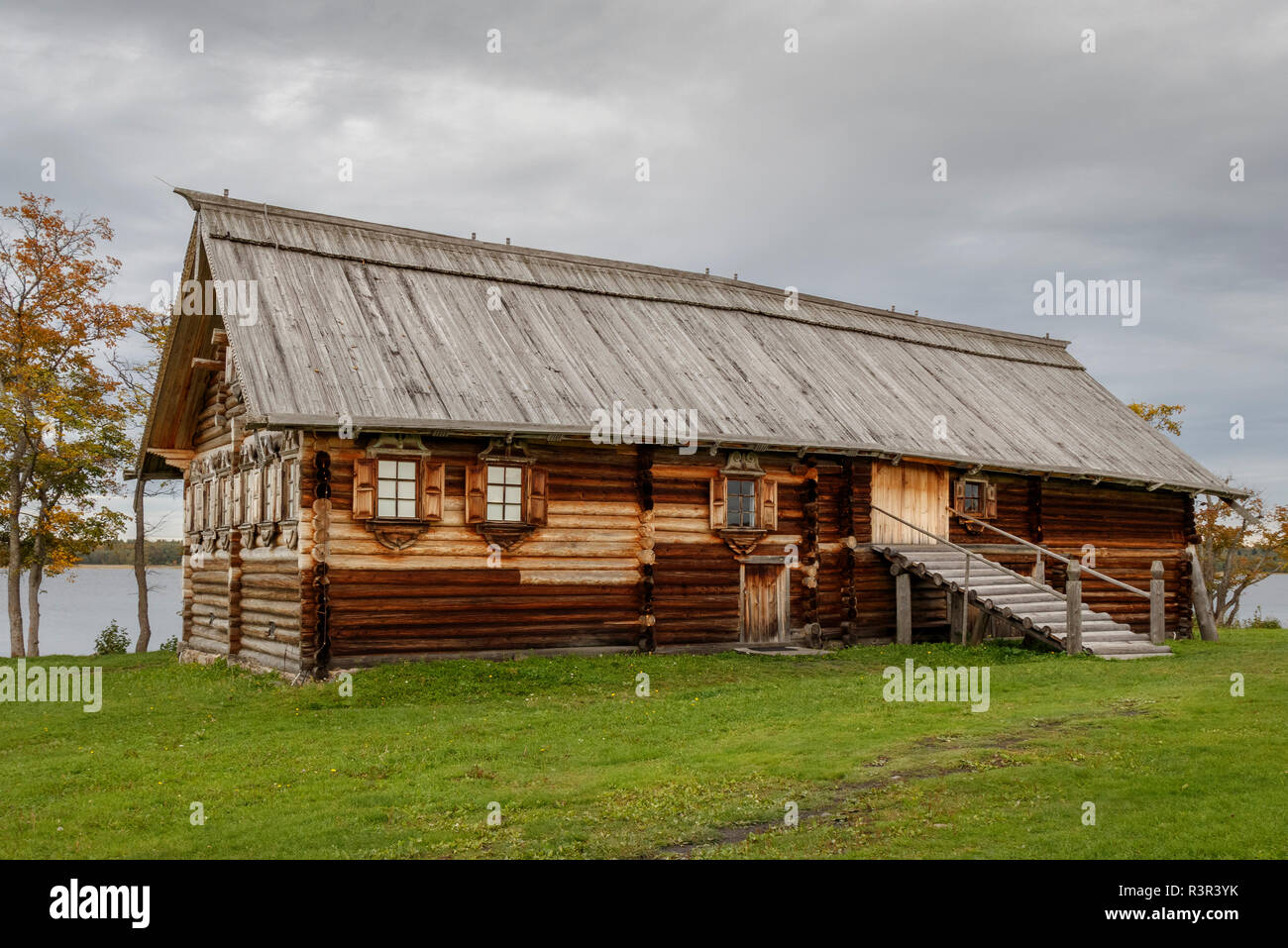 Le musée de plein air de l'île de Kizhi sur le lac Onega, la Russie. Au bord d'un bateau traditionnel bunkhouse et magasin. Banque D'Images