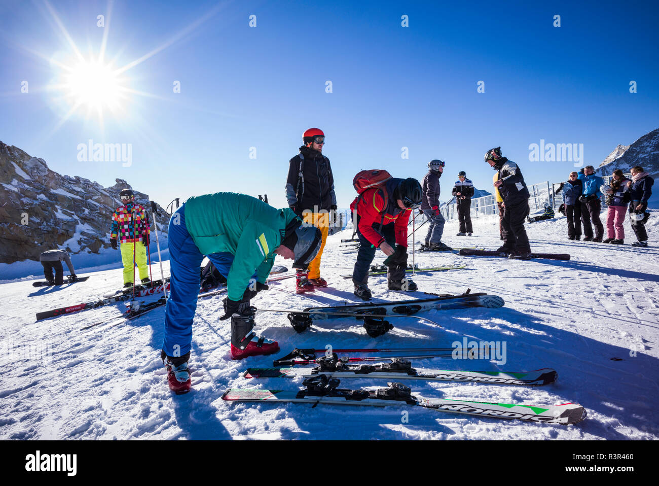 Autriche, Tyrol, Zillertal, glacier de Hintertux, skieurs au sommet (3250 m) Banque D'Images