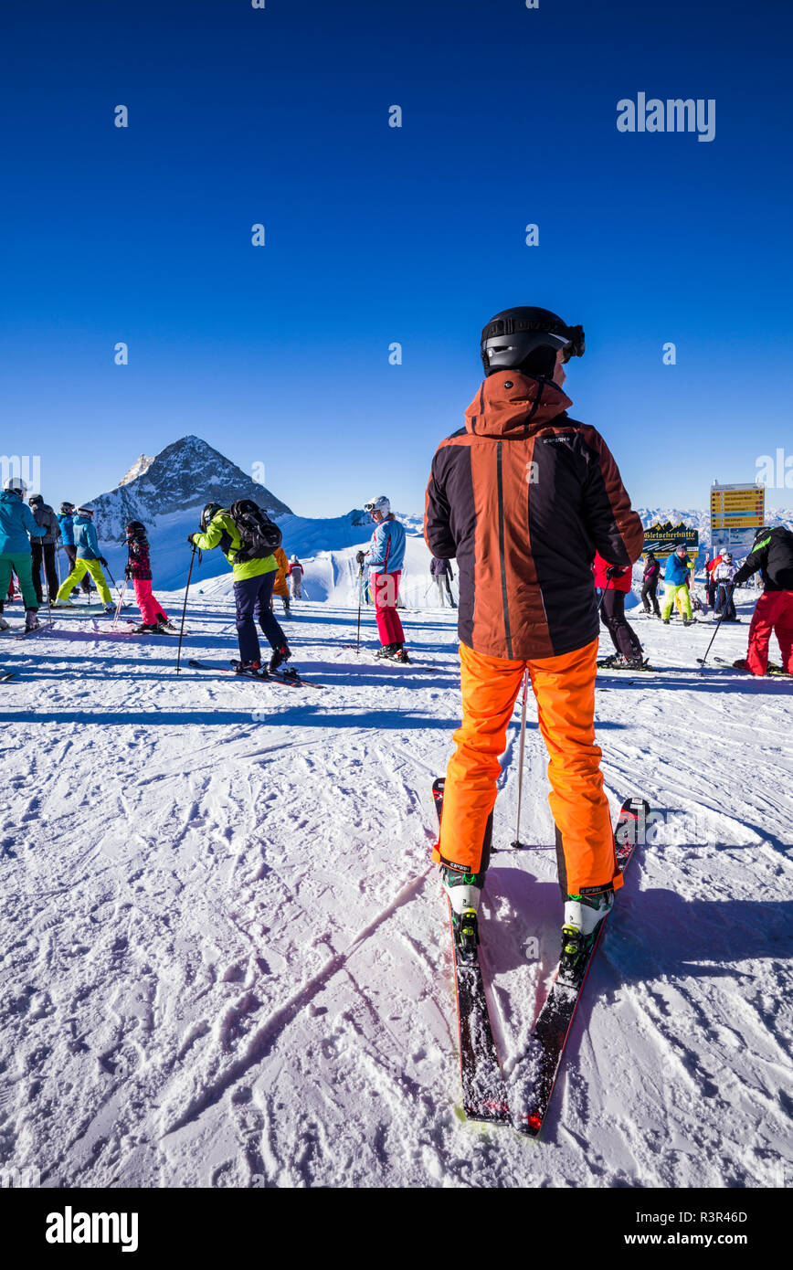 Autriche, Tyrol, Zillertal, glacier de Hintertux, skieurs au sommet (3250 m) Banque D'Images