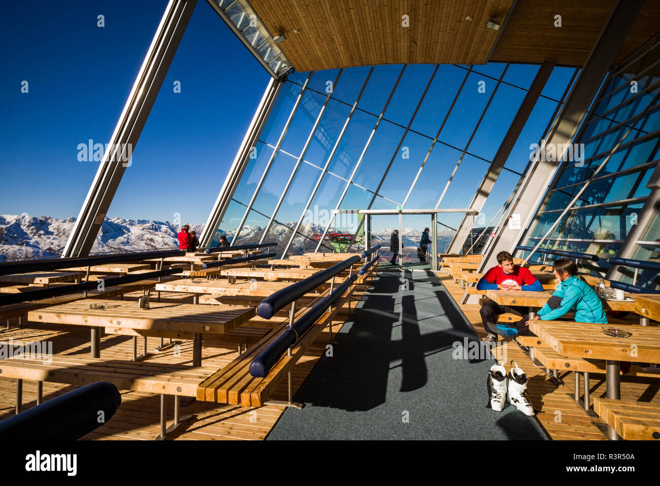 Autriche, Tyrol, Axamer Lizum, village d'accueil des Jeux Olympiques d'hiver de 1964 et 1976, Hoadl Haus Restaurant salle à manger (2340 mètres) Banque D'Images