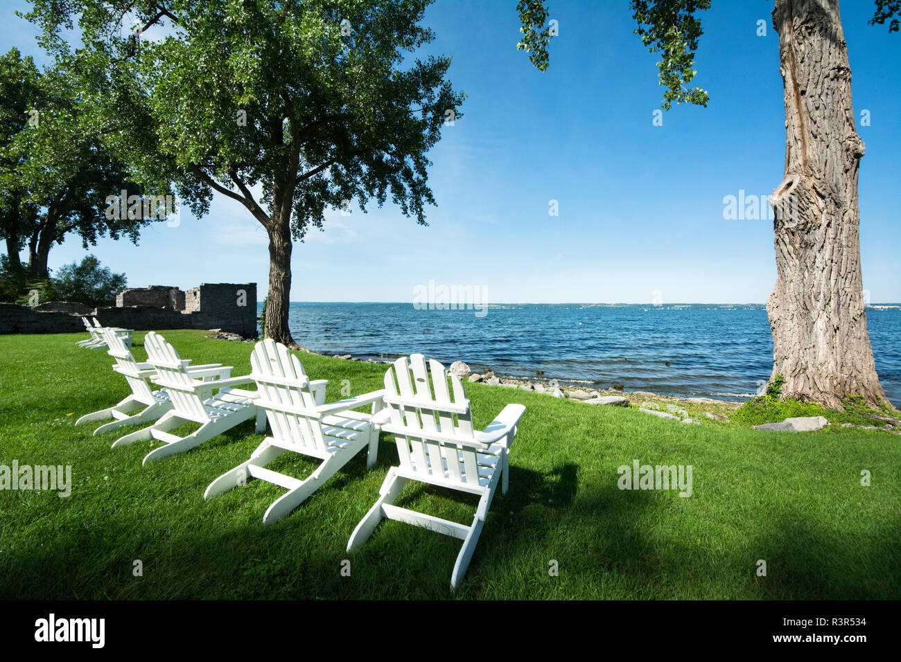 Chaises Adirondack pour se détendre sur le rivage du lac Cayuga, Aurora, New York, USA Banque D'Images