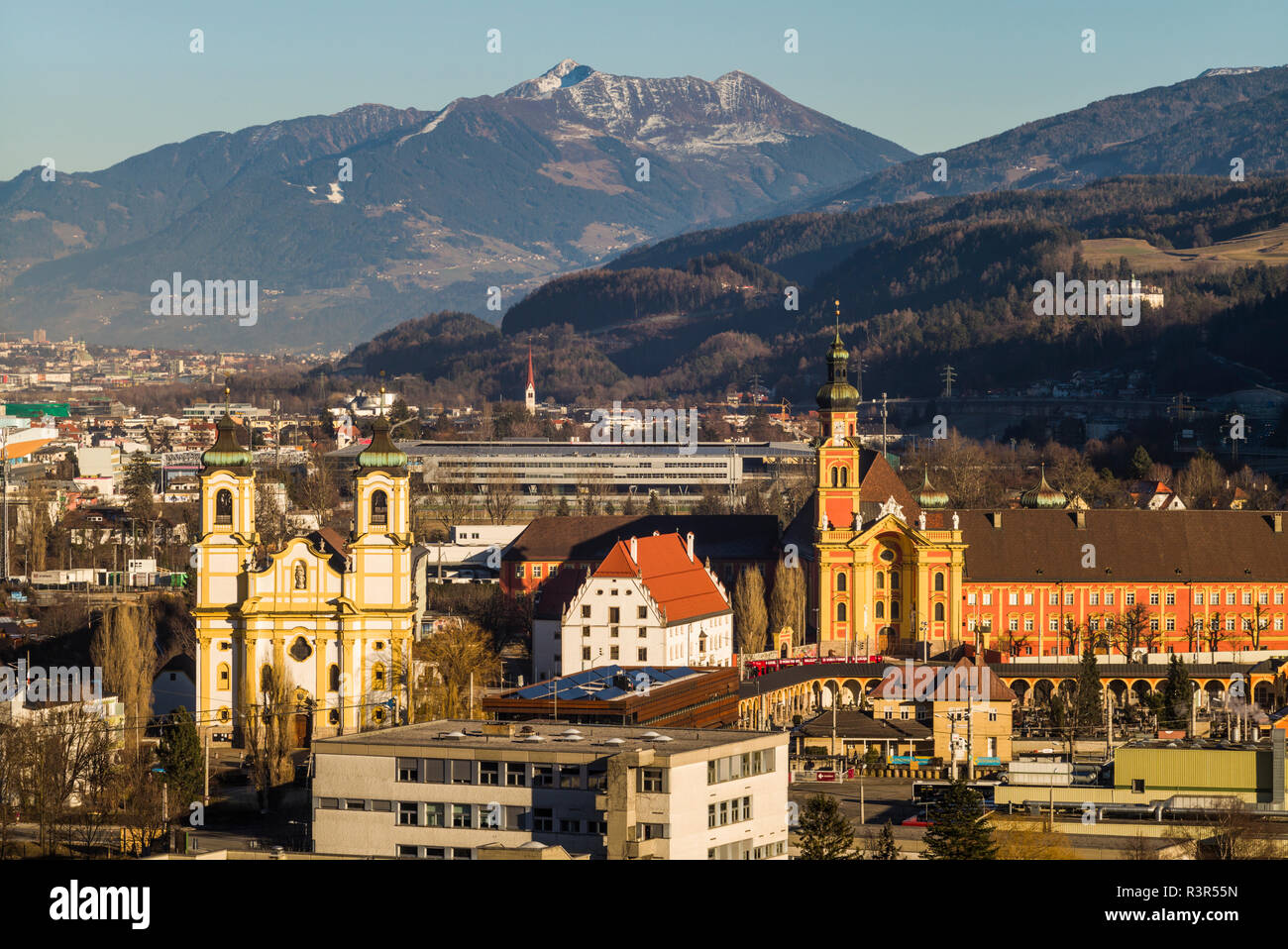 Autriche, Tyrol, Innsbruck de la basilique de Wilten et l'église de l'abbaye de Wilten au coucher du soleil Banque D'Images