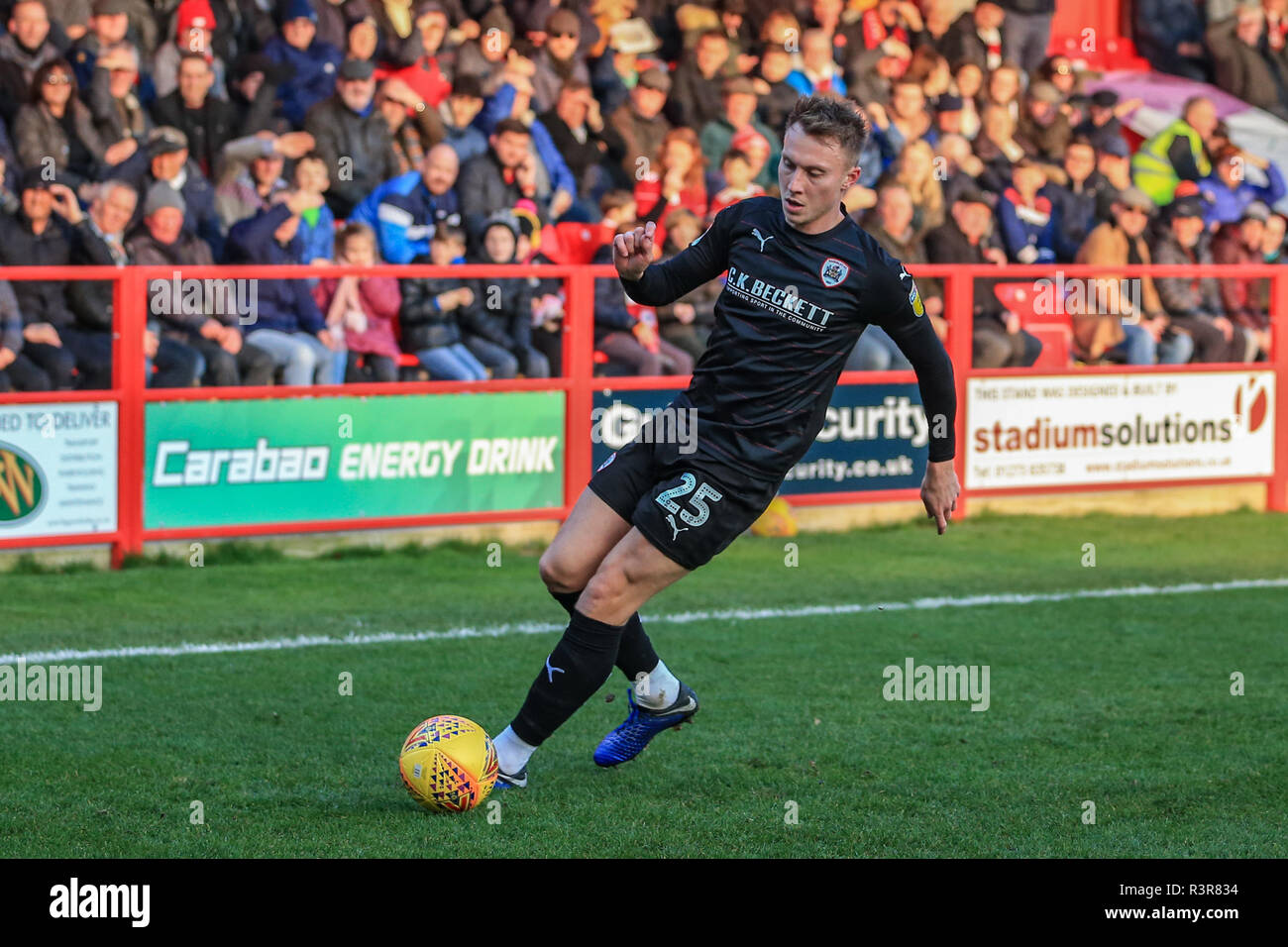 17 novembre 2018, la masse de la Couronne, Accrington, Angleterre ; Sky Bet la League One, Accrington Stanley v Barnsley ; Cauley Woodrow (25) avec la balle de Barnsley Crédit : Mark Cosgrove/News Images images Ligue de football anglais sont soumis à licence DataCo Banque D'Images