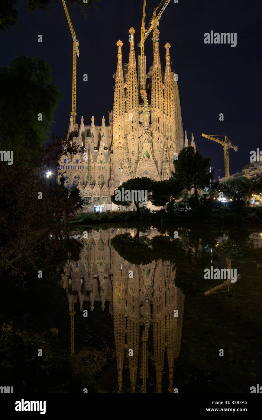 Vue de la nuit de réflexion de la Sagrada Familia, la cathédrale conçue par Gaudi à Barcelone, Espagne Banque D'Images