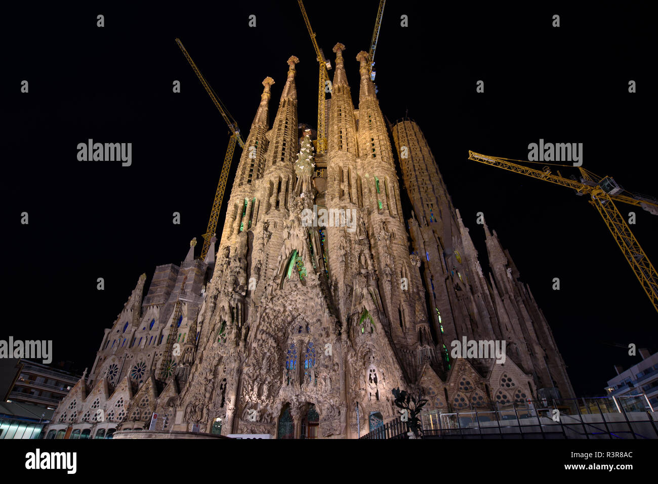 Vue de nuit sur la façade de la Nativité de la Sagrada Familia, la cathédrale conçue par Gaudi à Barcelone, Espagne Banque D'Images