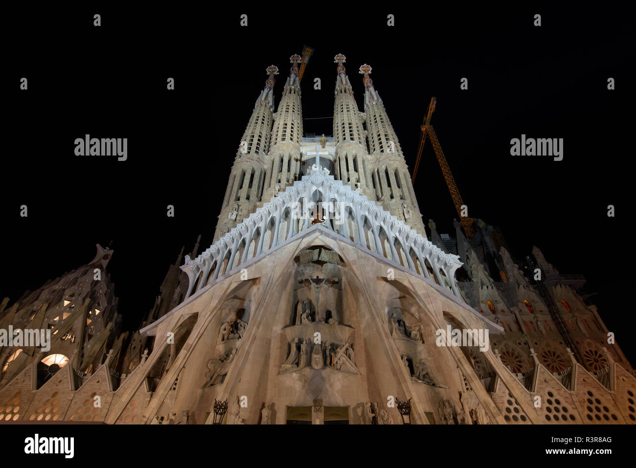 Vue de nuit sur la façade de la Passion de La Sagrada Familia, la cathédrale conçue par Gaudi à Barcelone, Espagne Banque D'Images