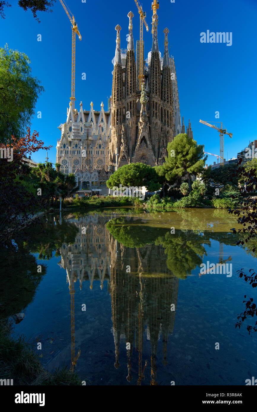 Reflet de la Sagrada Familia, la cathédrale conçue par Gaudi à Barcelone, Espagne Banque D'Images