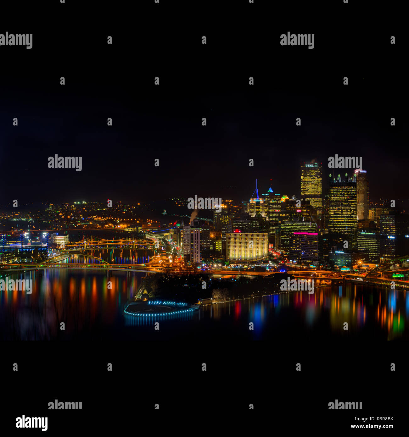 Une nuit sur la ville de Pittsburgh, en Pennsylvanie, lumineux avec les lumières, et montrant le 'point', Point Park State Park au premier plan Banque D'Images