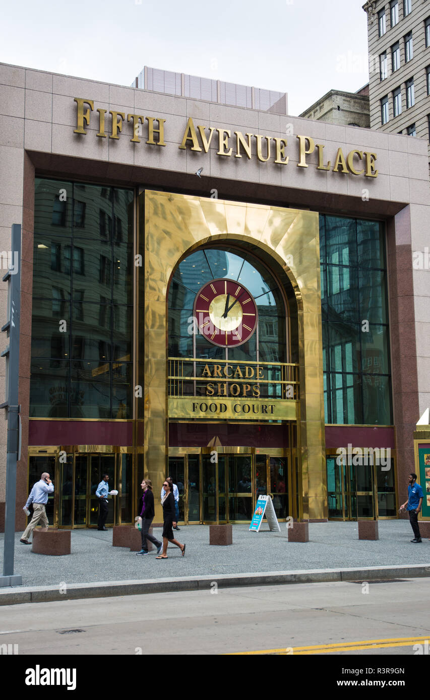 L'entrée de Fifth Avenue Place, un immeuble de bureaux pour le commerce de détail situé dans le centre-ville de Pittsburgh, Pennsylvanie, USA Banque D'Images