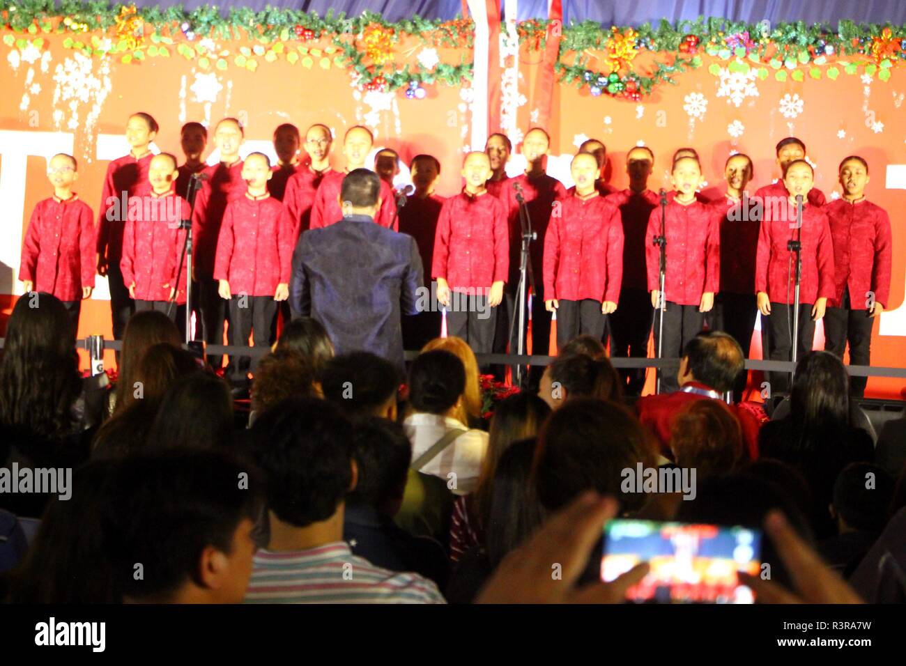 Aux Philippines. 23 Nov, 2018. Des choeurs d'enfants Mandaluyong effectuée lors de l'ouverture officielle de Noël sur l'affichage à l'Alimentaire Times Square Park, situé à l'angle de Times Square et Gen, Centre Araneta Roxas Avenue, Quezon City le 23 novembre 2018. Les fêtes de Noël sur l'écran (COD) montre se déroulera du 23 novembre au 6 janvier 2019. L'événement a également marqué le retour de l'affichage sur Noël, la vie animée du mannequin taille écran après 16 ans depuis sa sortie. Credit : Gregorio B. Dantes Jr./Pacific Press/Alamy Live News Banque D'Images