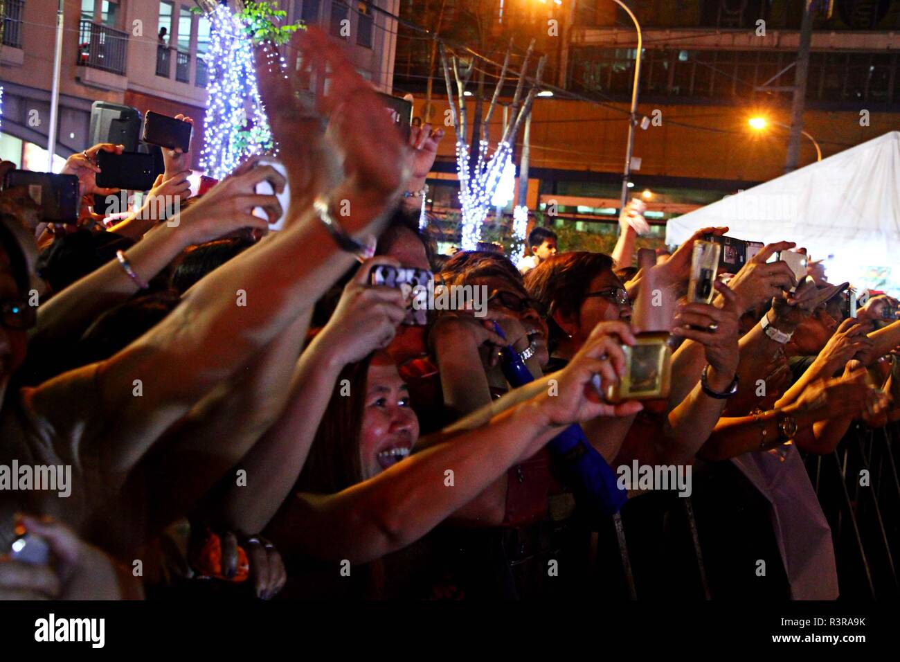 Aux Philippines. 23 Nov, 2018. La foule a pu profiter de prendre une photographie de l'ouverture officielle de Noël sur l'affichage à l'Alimentaire Times Square Park, situé à l'angle de Times Square et Gen, Centre Araneta Roxas Avenue, Quezon City le 23 novembre 2018. Les fêtes de Noël sur l'écran (COD) montre se déroulera du 23 novembre au 6 janvier 2019. L'événement a également marqué le retour de l'affichage sur Noël, la vie animée du mannequin taille écran après 16 ans depuis sa sortie. Credit : Gregorio B. Dantes Jr./Pacific Press/Alamy Live News Banque D'Images